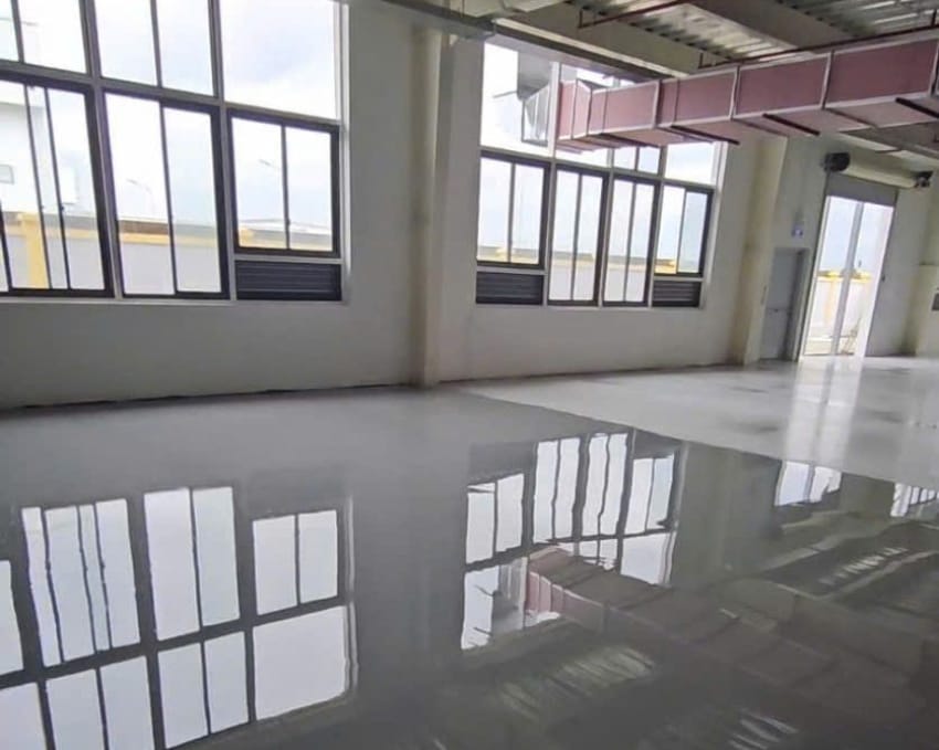 Vữa tự san phẳng một thành phần khi thi công xong 