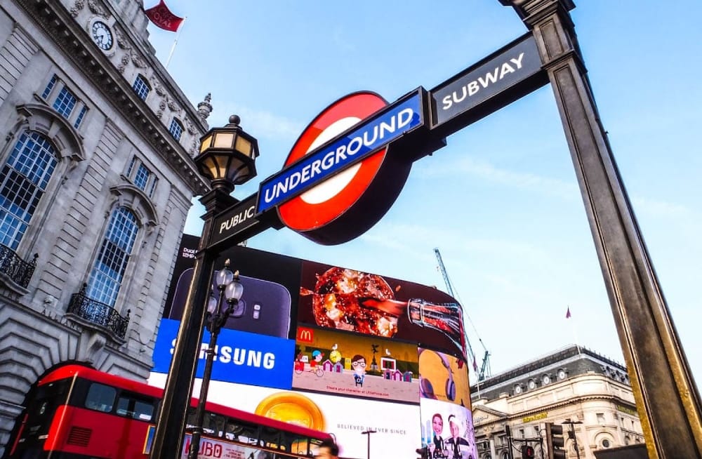 Cảm hứng Piccadilly Circus từ một ga tàu điện ngầm ở London