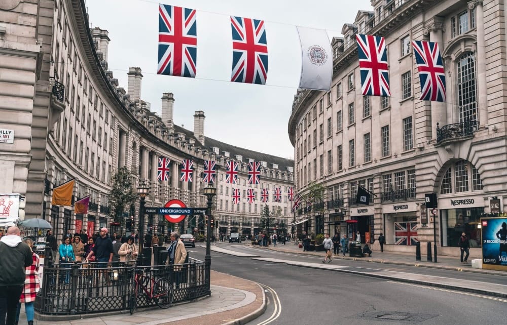 Cảm hứng thiết kế của bộ sưu tập lấy từ London
